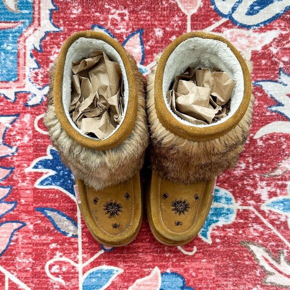 SoftMoc Tan Half Mukluk Boots, Size 6 - Picture 3 of 9